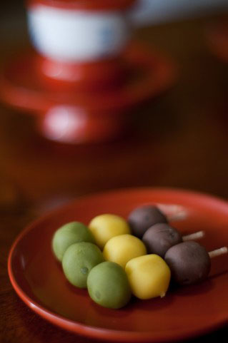 愛媛県松山市の銘菓、坊っちゃん団子の写真素材。三色のお団子と柔らかいボケ感が綺麗。