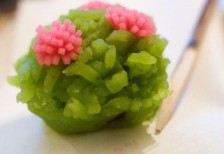 和菓子の菜種きんとんをアップで撮影した写真素材。抹茶色とピンクのコントラストが綺麗