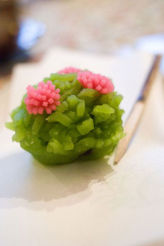和菓子の菜種きんとんをアップで撮影した写真素材。抹茶色とピンクのコントラストが綺麗