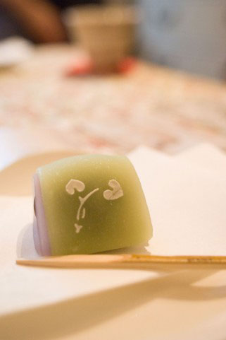 京都の和菓子を撮影した写真素材。繊細で淡い色使いが綺麗。