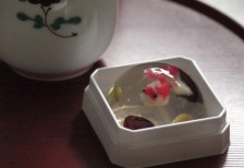 金魚を模した和菓子を撮影した写真素材。透明感と和の雰囲気が綺麗