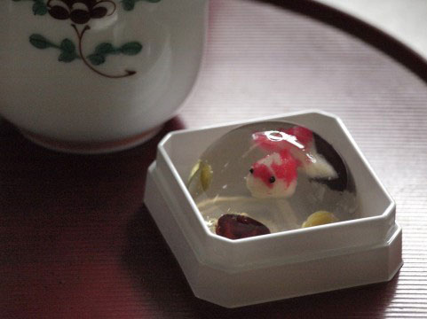 金魚を模した和菓子を撮影した写真素材。透明感と和の雰囲気が綺麗