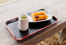 御盆に乗ったみたらし団子と日本茶の写真素材。ほっこり落ち着く雰囲気。