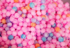 ピンクの丸い飴の写真素材。懐かしい和の雰囲気を感じさせる一枚。