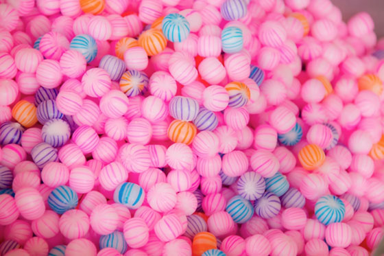 無料素材 ピンクの丸い飴の写真素材 懐かしい和の雰囲気を感じさせる一枚