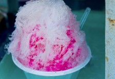 イチゴシロップのかかったかき氷の写真素材。清涼感が夏のデザインにぴったり。
