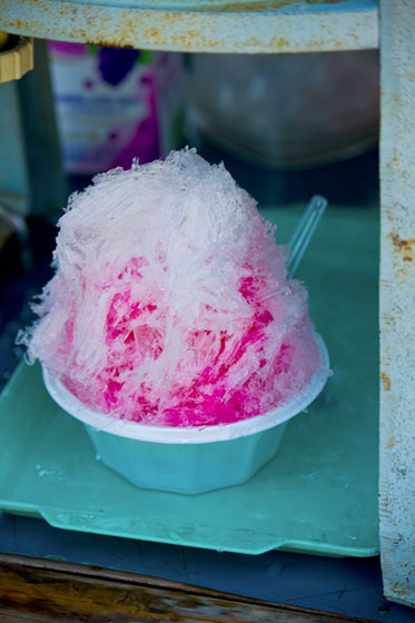 イチゴシロップのかかったかき氷の写真素材。清涼感が夏のデザインにぴったり。