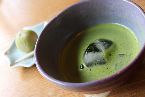 抹茶と和菓子を撮影した写真素材。グリーンとブラウンの色使いが和の雰囲気。