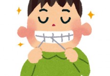 デンタルフロス（歯間ブラシ）で歯を磨く男の子のイラスト。気持ちよさそうな表情が可愛いデザイン