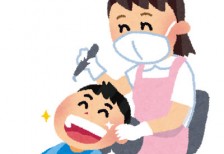 男の子の歯のクリーニングをする歯科衛生士さんのイラスト。可愛い笑顔が楽しそうな雰囲気。
