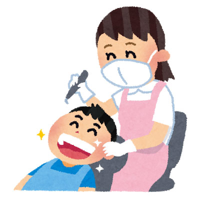 男の子の歯のクリーニングをする歯科衛生士さんのイラスト。可愛い笑顔が楽しそうな雰囲気。