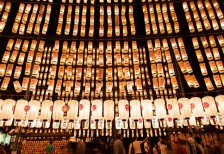 滋賀県多賀町の多賀大社で行われる万灯祭の提灯を撮影した美しい写真素材