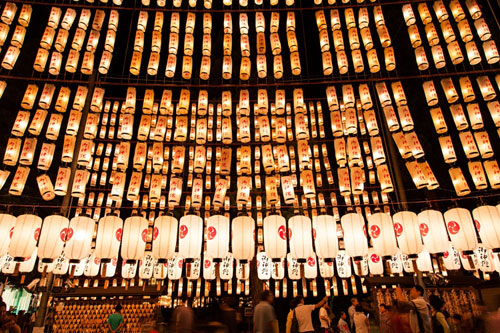 滋賀県多賀町の多賀大社で行われる万灯祭の提灯を撮影した美しい写真素材