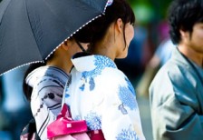 日傘をさす浴衣姿の女性の後姿を撮影した写真素材。日本らしい雰囲気が綺麗。