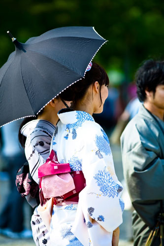 無料素材 日傘をさす浴衣姿の女性の後姿を撮影した写真素材 日本らしい雰囲気が綺麗