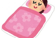花がらのピンクの布団でぐっすり眠る女の子のイラスト
