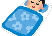 青い布団ですやすや眠る男の子のイラスト